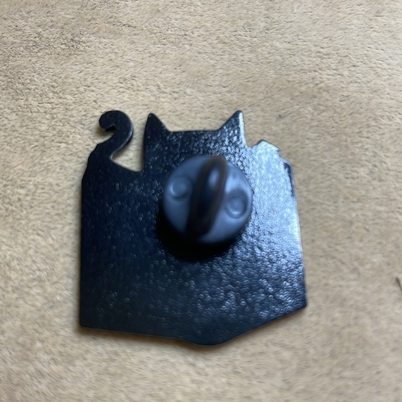 Black Cat Reading Lapel Pin - Picture 2 of 2